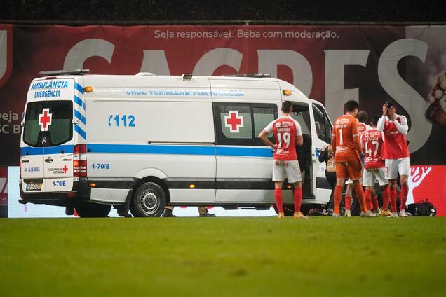 Футболисты 'Браги' возле скорой