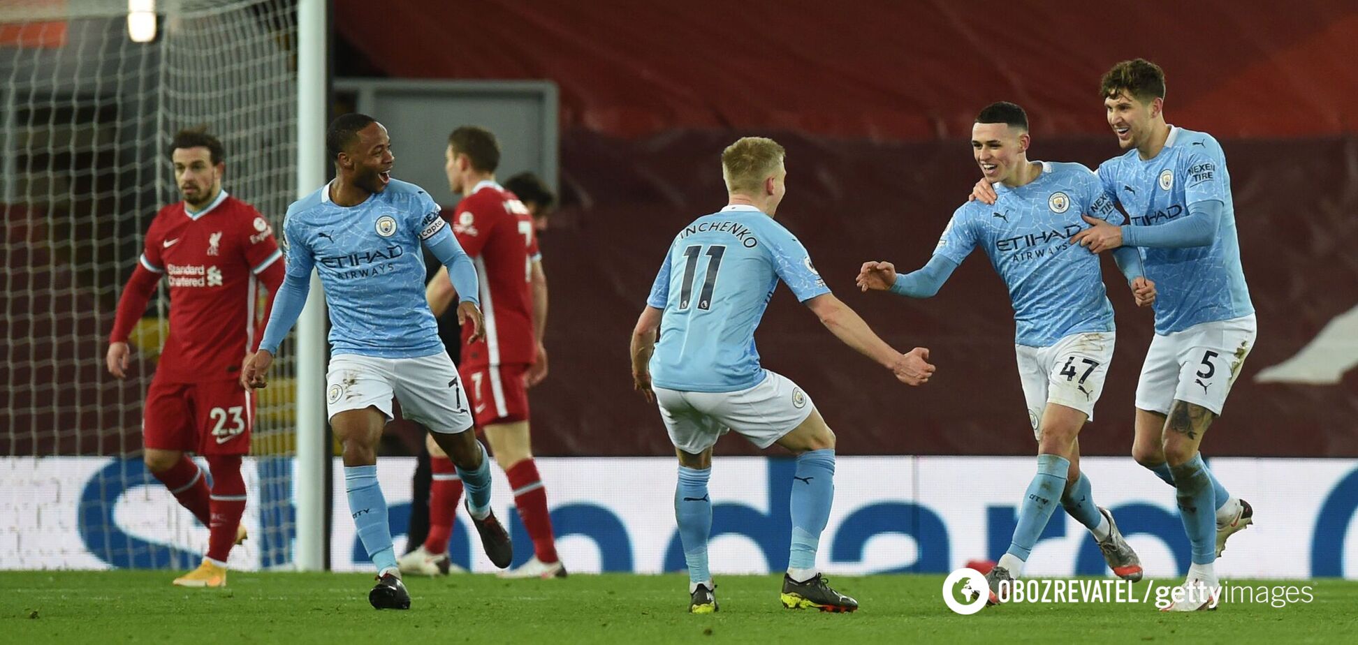 Александр Зинченко празднует гол вместе с партнерами по 'Манчестер Сити'