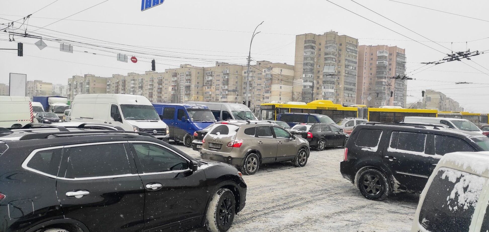 Більшість робочих місць розташоване на правому березі столиці