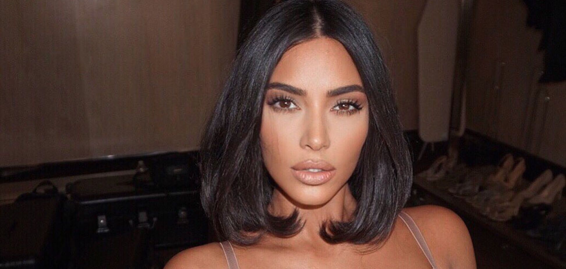 Ким Кардашьян в сексуальном белье показала пышную грудь. Фото