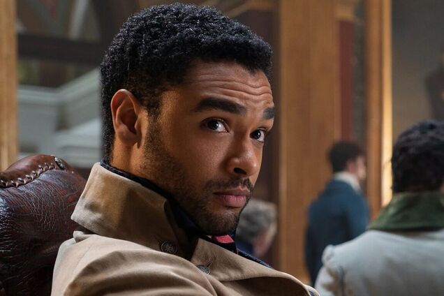 Герцог из 'Бриджертонов' встречается с писательницей: СМИ показали избранницу актера