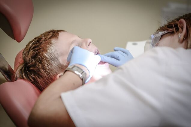 Ребенок в кресле у стоматолога