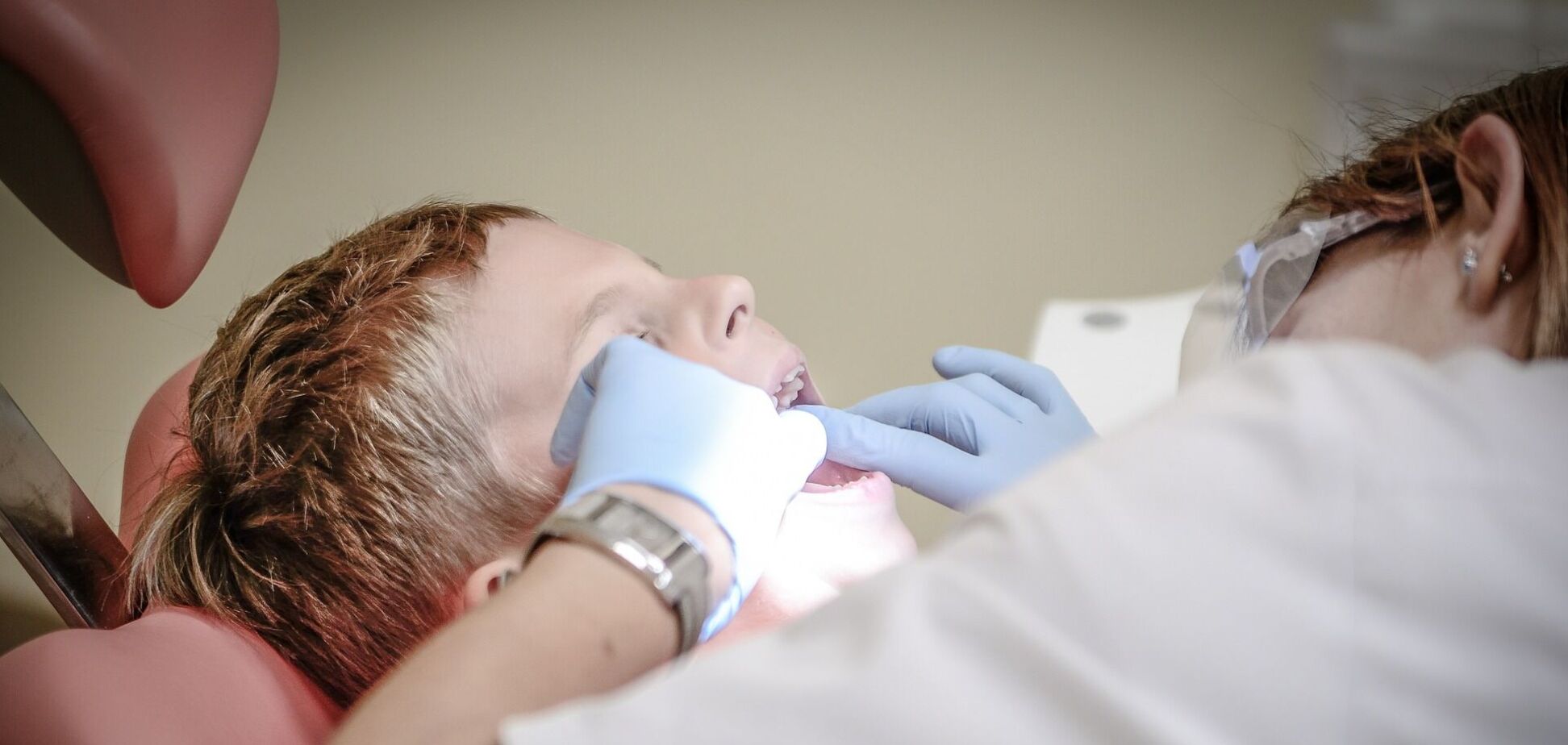 Ребенок в кресле у стоматолога