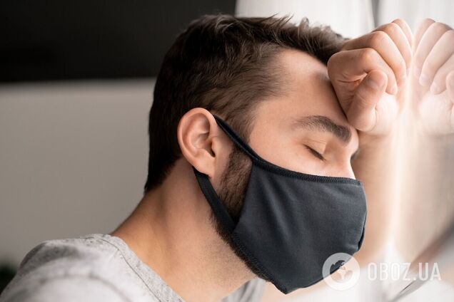 Людина хворіє на коронавірус