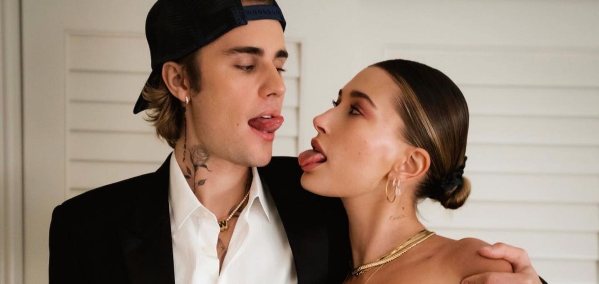 Дружина Бібера з'явилася на публіці в куртці українського бренду. Фото