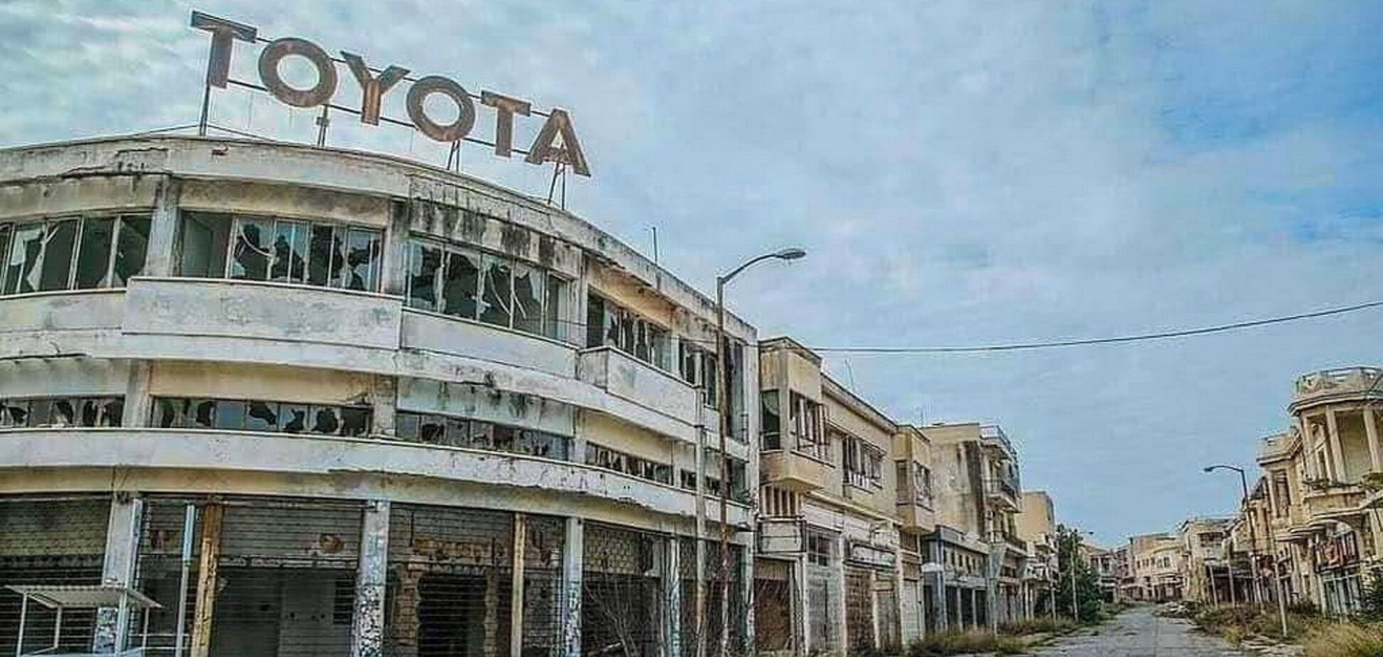 У мережі показали місто-привид із десятками ретро машин