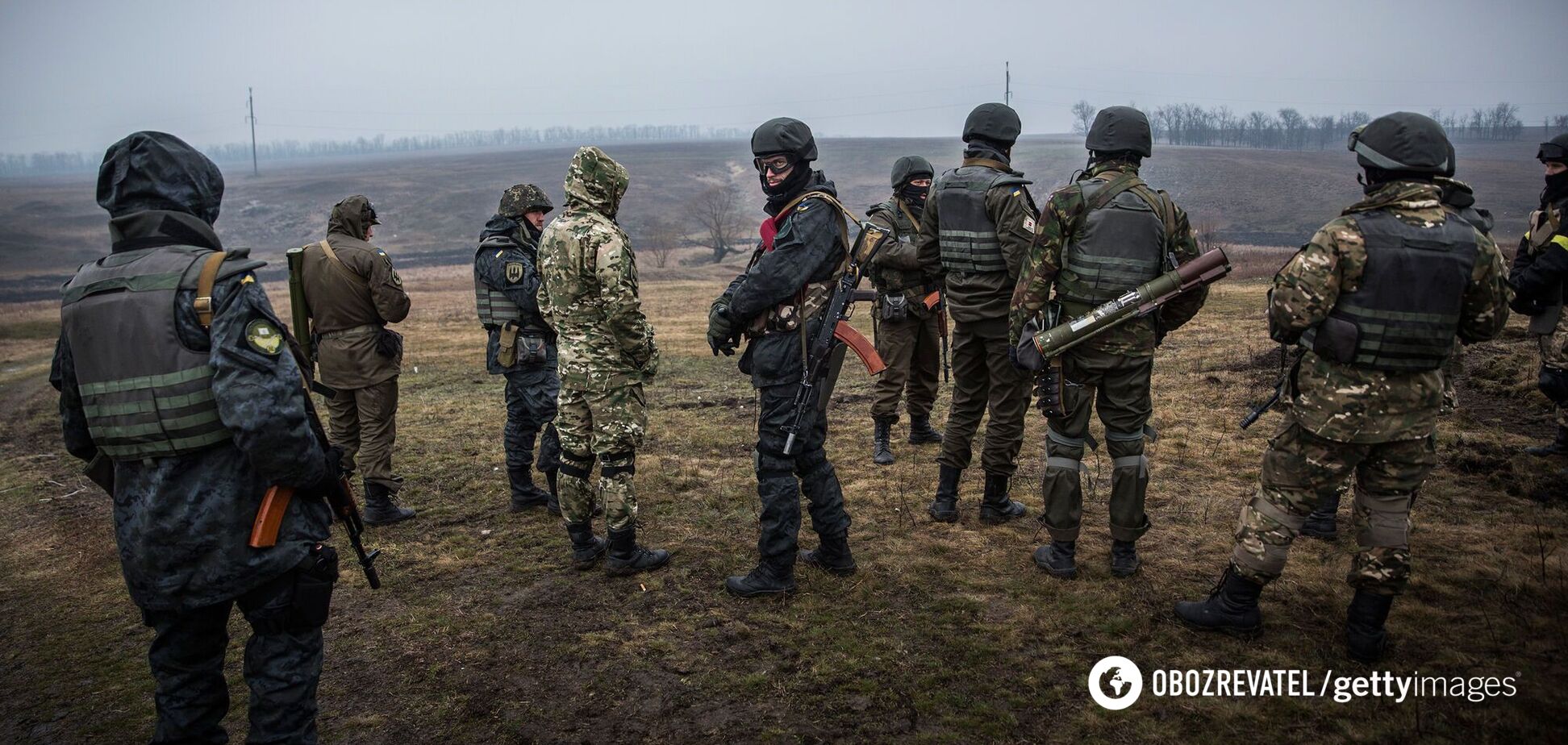 Украинские военнослужащие из батальона 'Донбасс' тренируются со стрелковым оружием 13 марта 2015 года под Мариуполем, Украина.