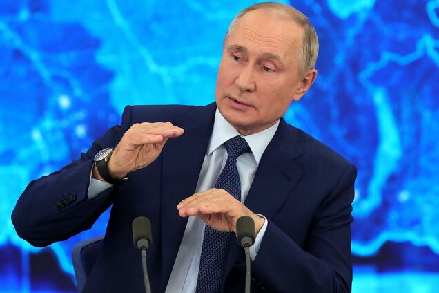 Путін під час робочої зустрічі ніжно гладив склянку з олівцями: курйозний момент потрапив на відео