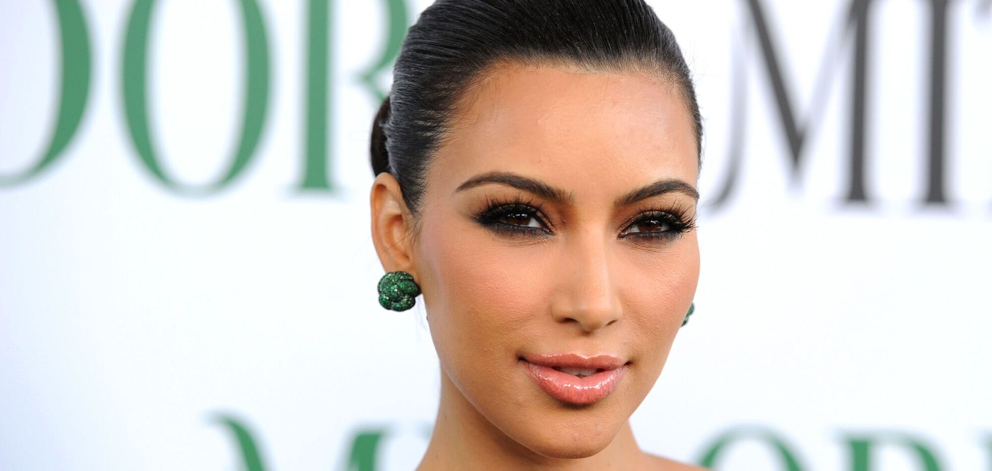 Кім Кардаш'ян у тісному мінібікіні засвітила пишні форми. Фото