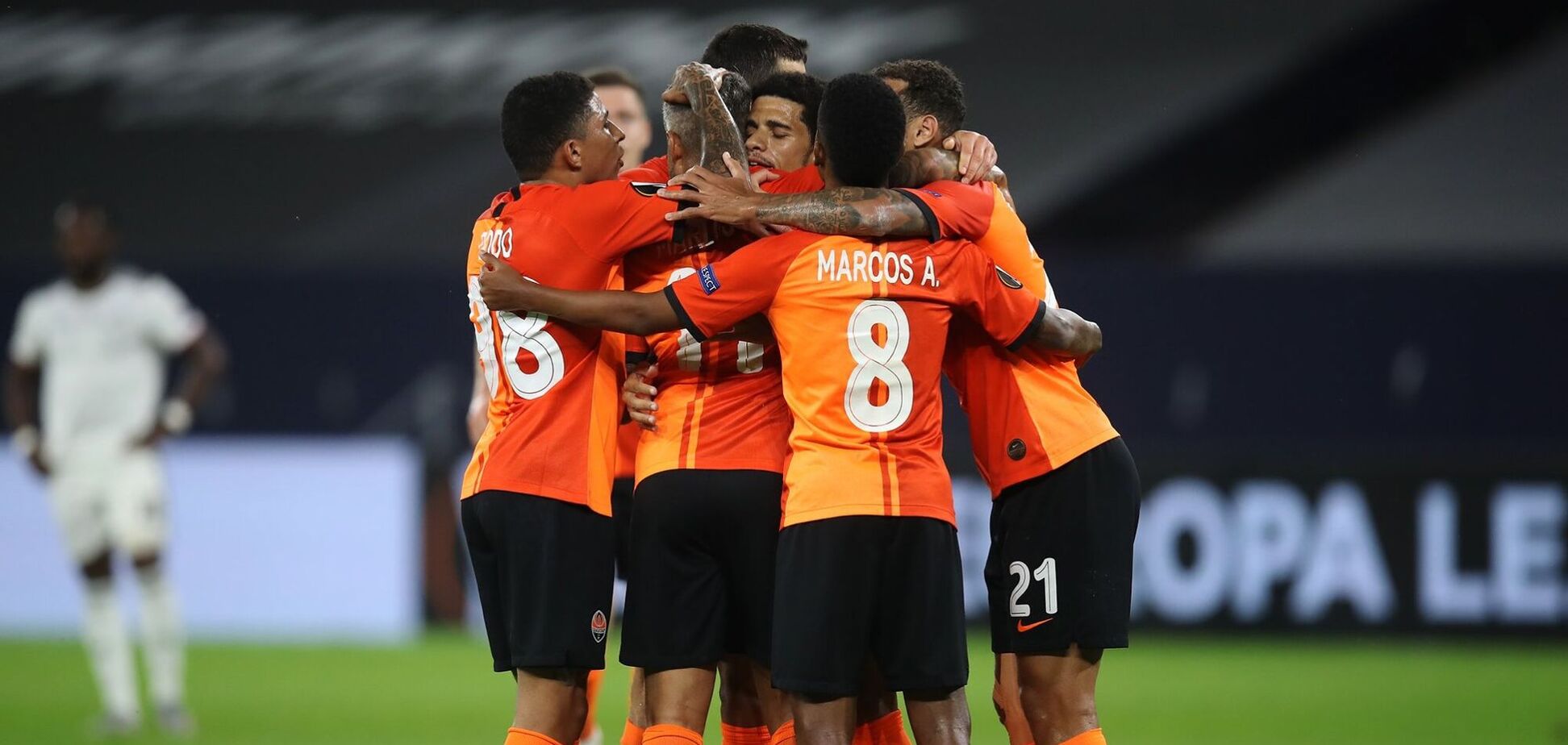 Футболисты 'Шахтера' празднуют гол