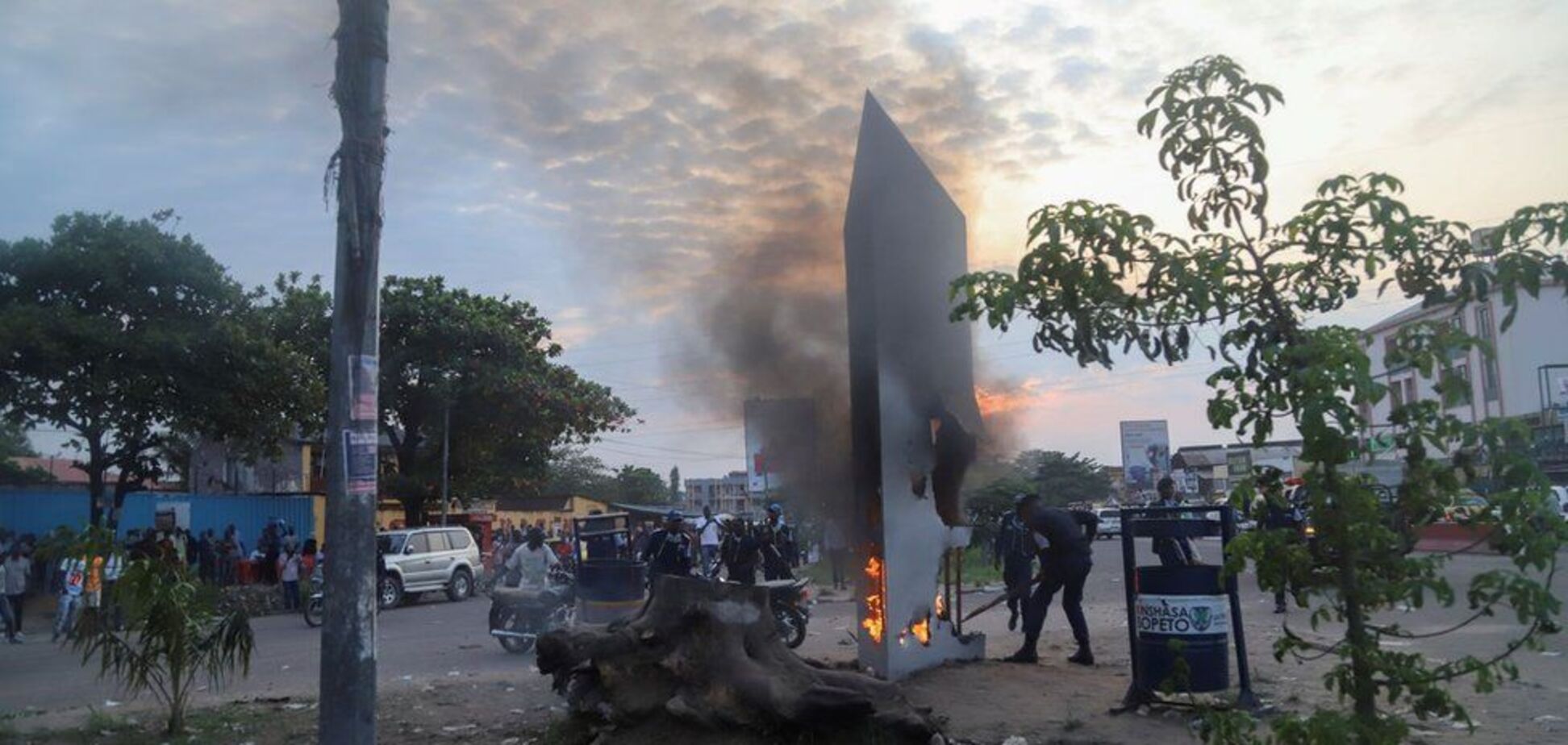 В Конго люди уничтожили загадочный монолит из-за страха перед масонами и сатаной. Фото
