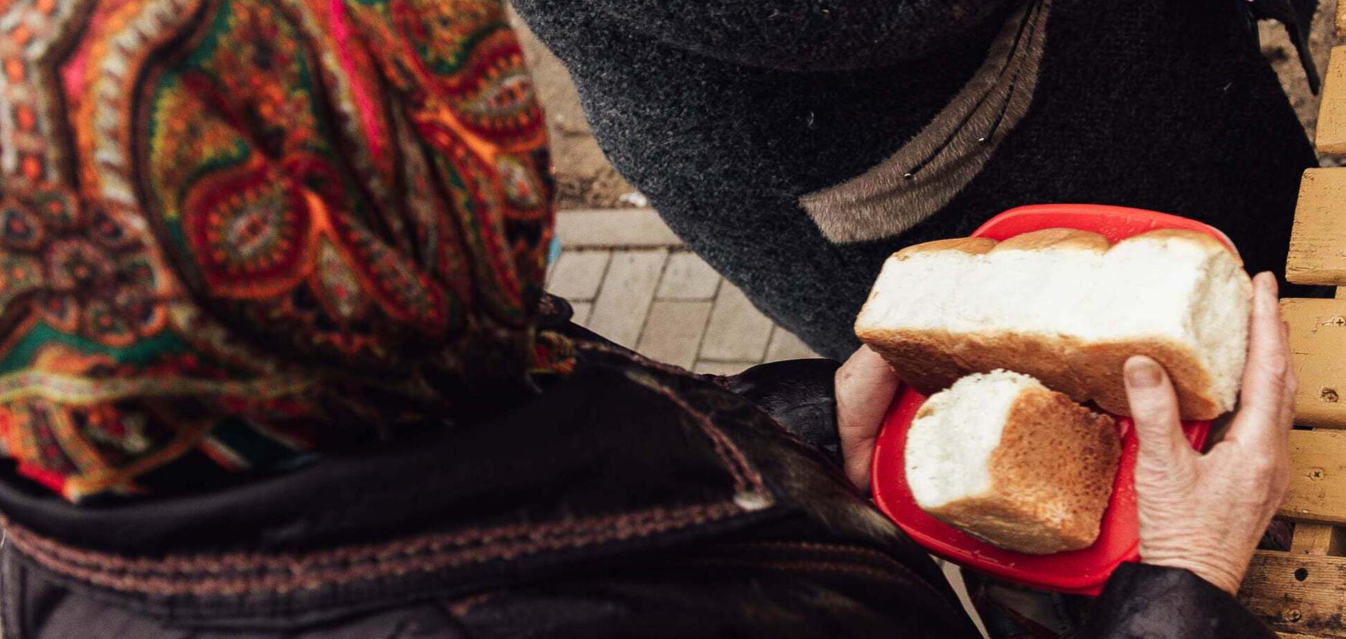 В 'ДНР' за бесплатной похлебкой молодежь и пенсионеры устроили огромную очередь. Фото