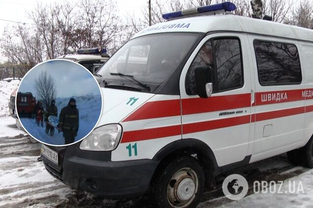 В Украине одна женщина умерла, а вторую спасатели несли 1,5 км из-за застрявших в снегу скорых. Видео