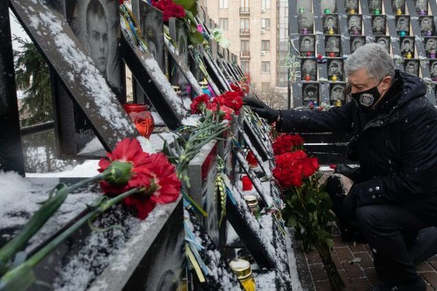 Порошенко вшанував пам'ять загиблих Героїв Небесної Сотні