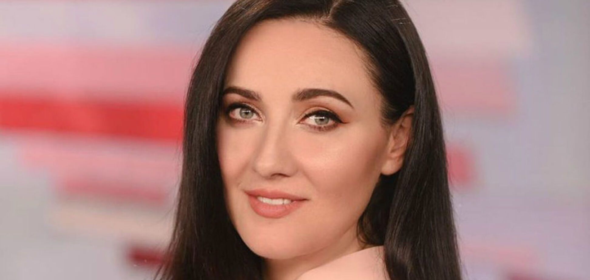 Вітвіцька підкорила ефектним нарядом