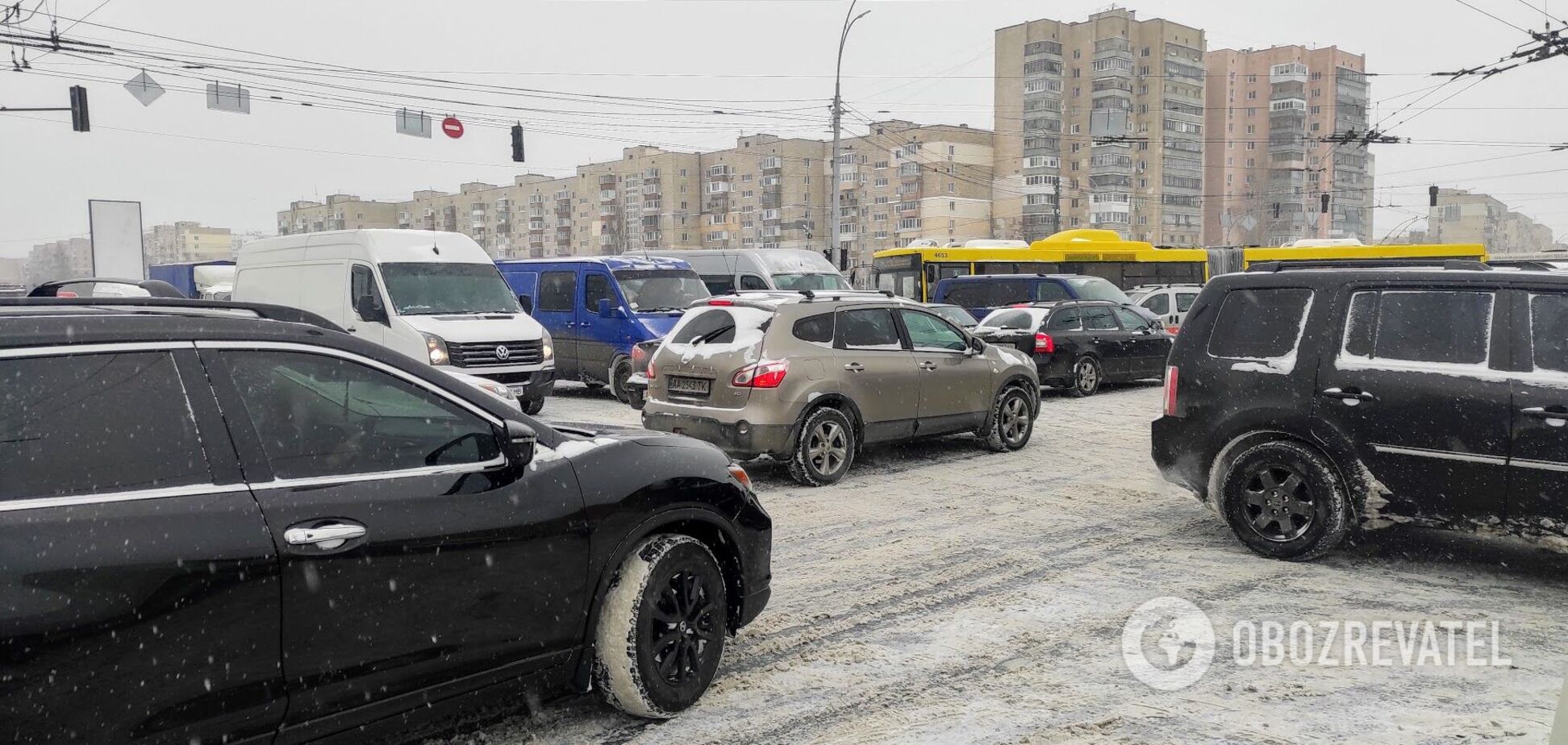 Проблеми з автомобільним трафіком спостерігаються по всьому місту