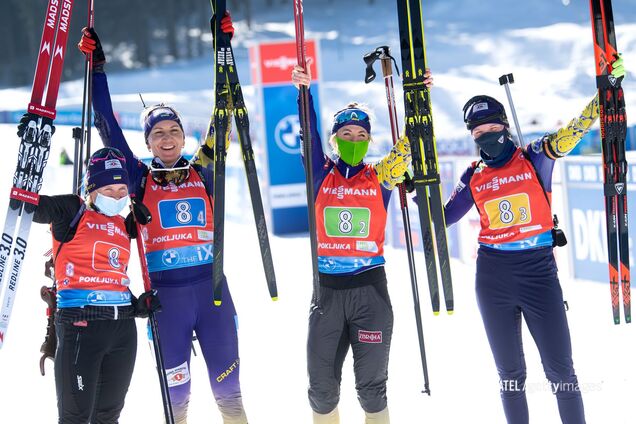 Украинки празднуют 'бронзу' на ЧМ по биатлону