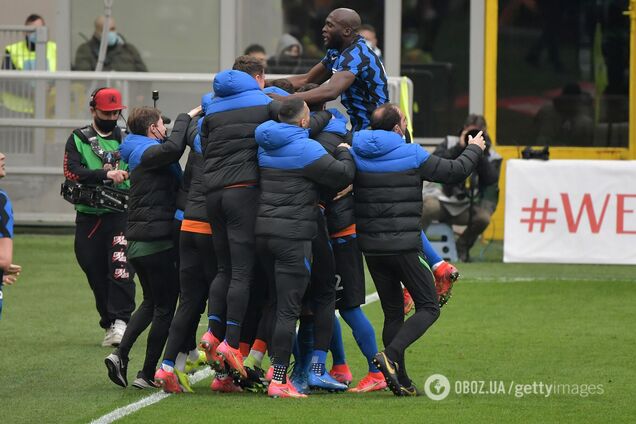 Игроки 'Интера' празднуют гол в ворота 'Милана'