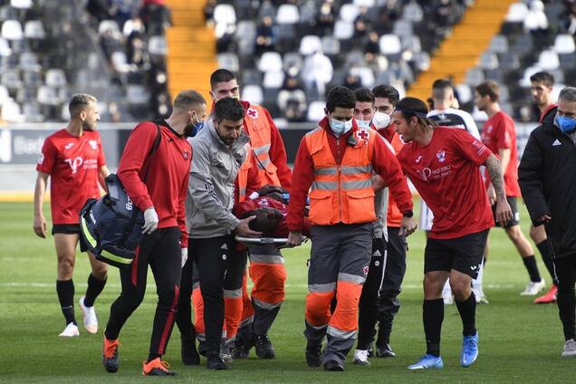 Фернандо Эстевес в серой спортивной куртке