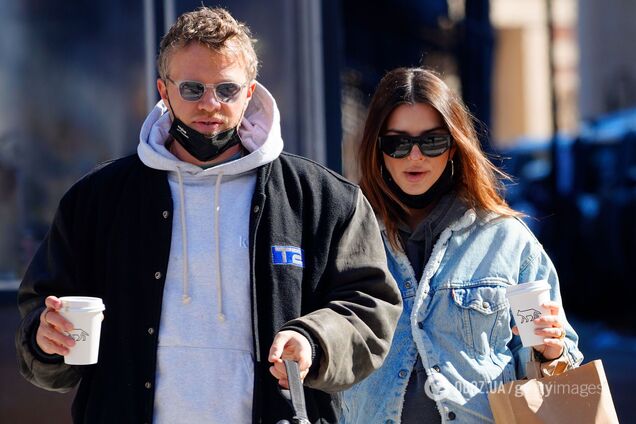 Беременная Ратаковски показала семейное фото с мужем