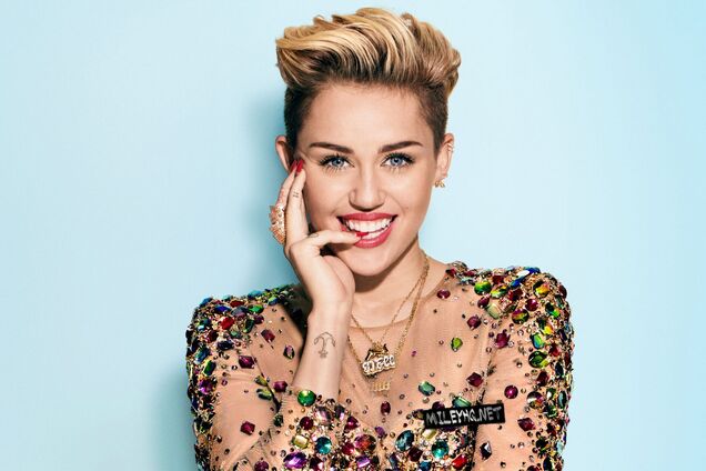 Майли Сайрус позировала в кровати