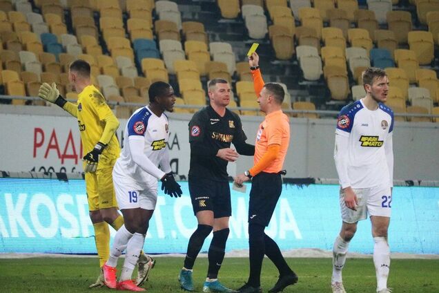 Головний арбітр матчу 'Львів' - 'Колос' показав одному з гравців жовту картку