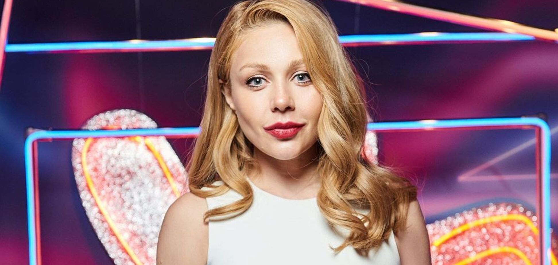 Тина Кароль показала глубокое декольте в белоснежном наряде. Фото