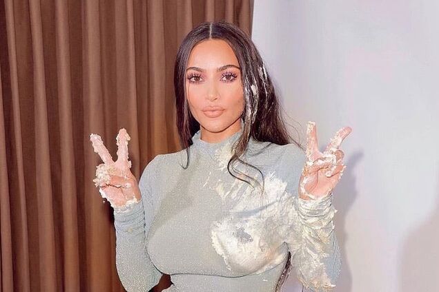 Ким Кардашьян в роскошном платье прогулялась без обручального кольца