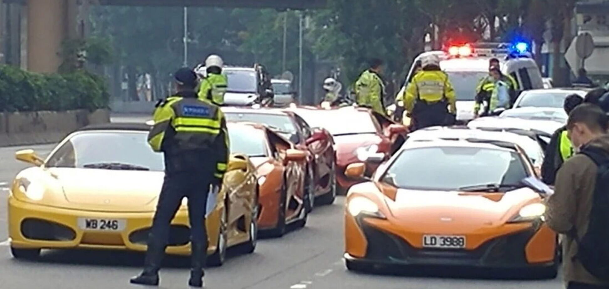 Поліція Гонконгу влаштувала облаву на суперкари