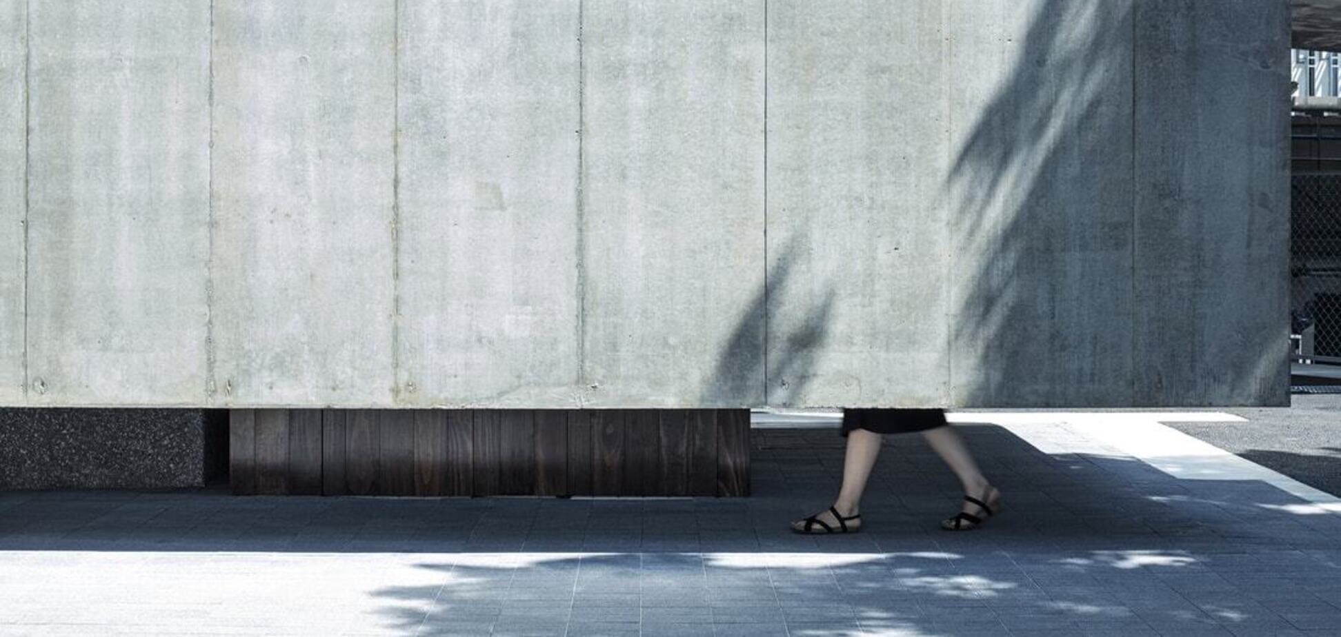 В сети показали иллюзию с подвешенным в воздухе общественным туалетом. Видео