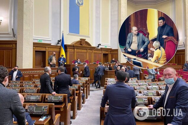 'Слуги' блокировали трибуну в Раде, чтобы помешать ОПЗЖ. Фото и видео