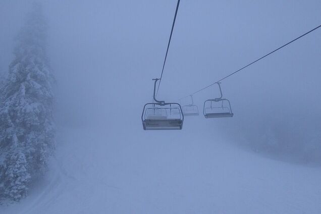 Українські Карпати замело снігом: оголошено штормове попередження. Фото