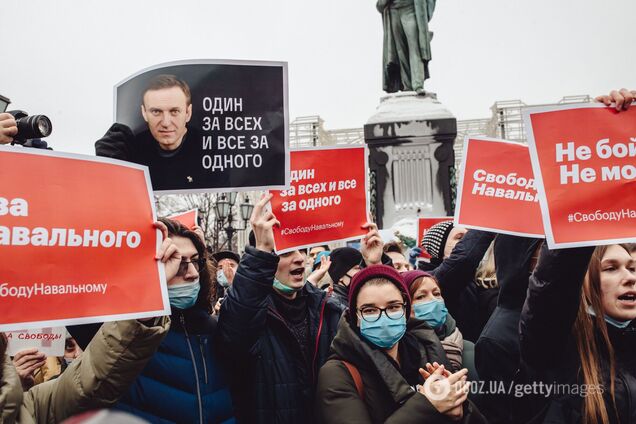 Россияне выходят на акции протеста против ареста Алексея Навального
