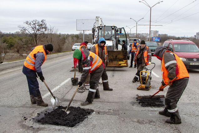 В Днепре дорожные службы начали ямочный ремонт на городских автодорогах методом холодного асфальтирования