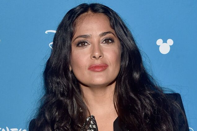 Сальма Хайек засветила пышную грудь и показала татуировки