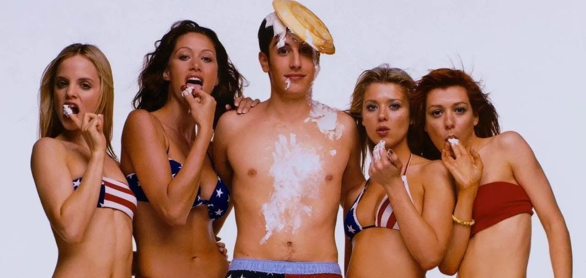 В сети опубликовали архивную фотосъемку звезд 'Американского пирога' в бикини