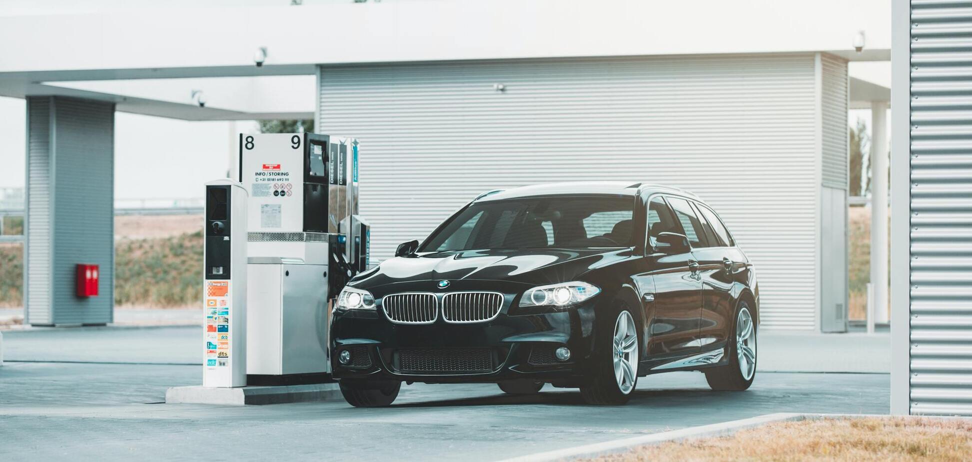 Автомобіль на заправці