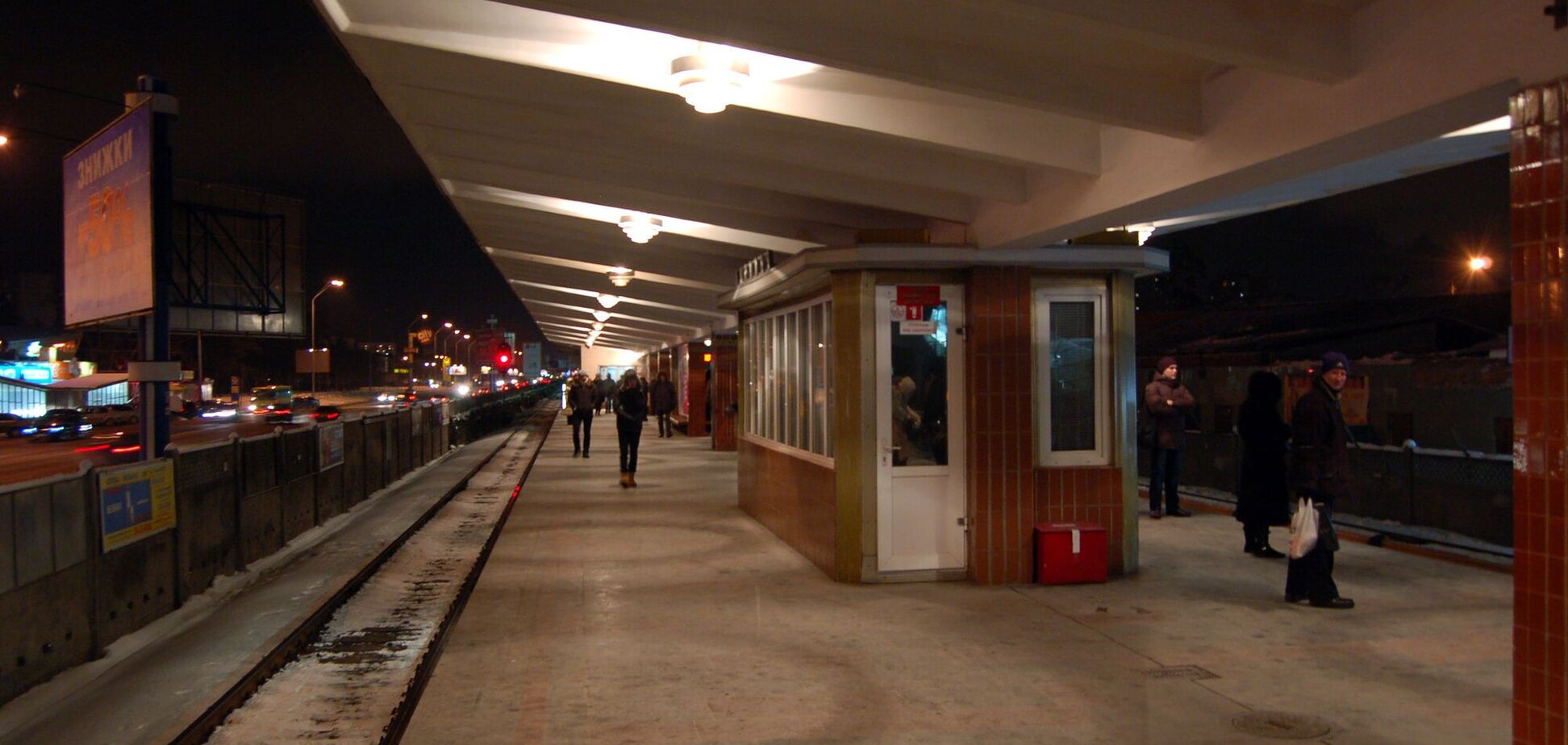 Второй вестибюль у станции появился только в 2006 году