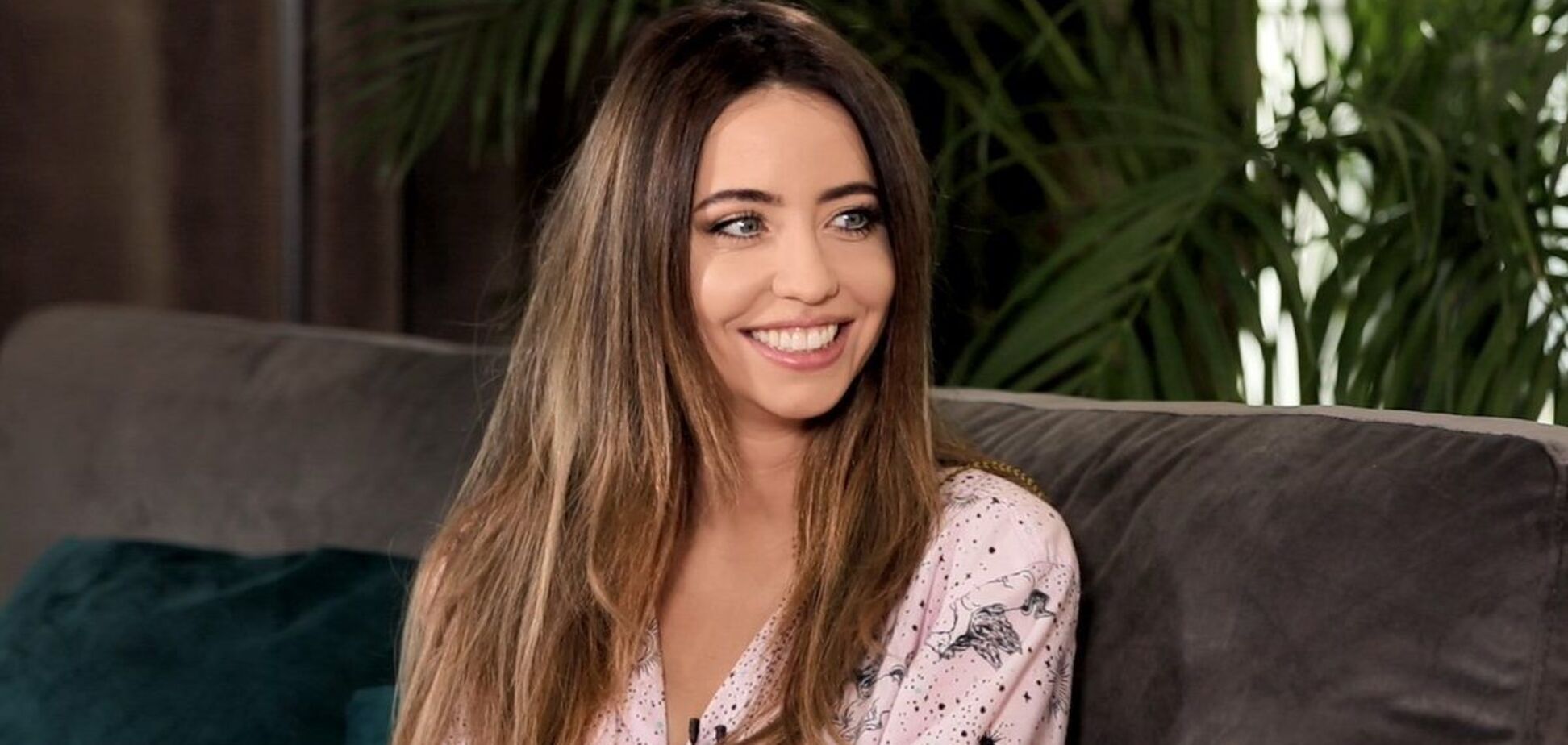 Дорофєєва знялася в ліжку в тонкому топі і шортиках. Фото