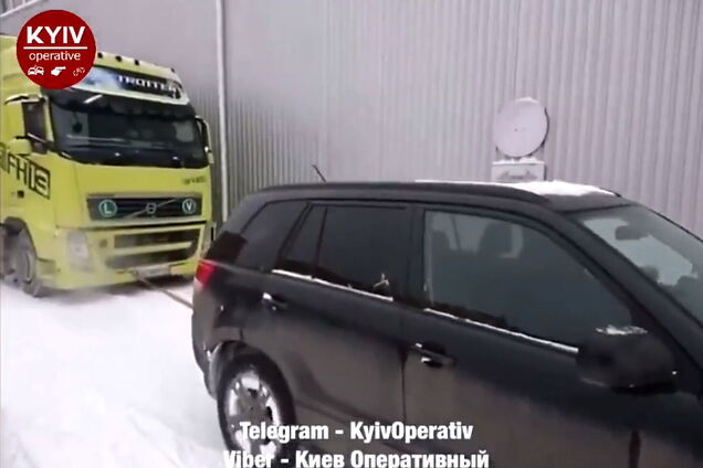 В Україні легковики почали рятувати фури зі снігових заметів. Відео