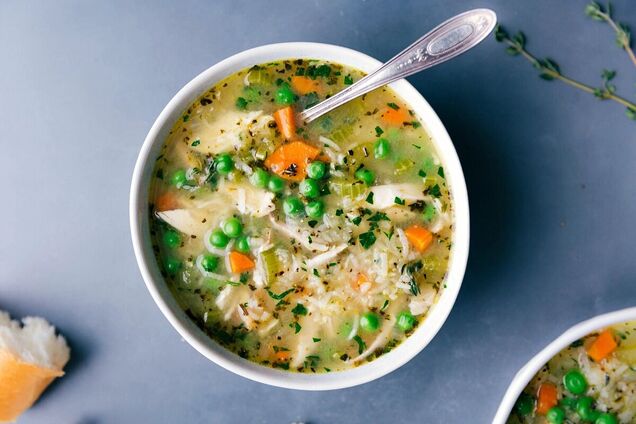 Суп дня: рецепт легкого рисового супа с курицей и зеленым горошком