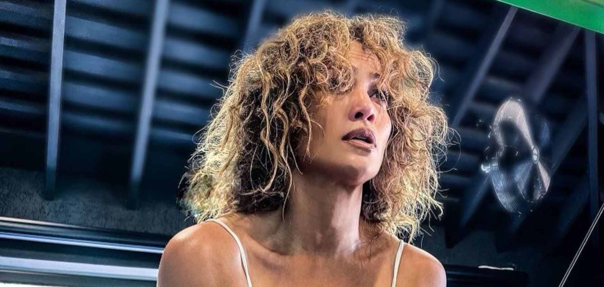 Дженнифер Лопес позировала в дерзком латексном наряде