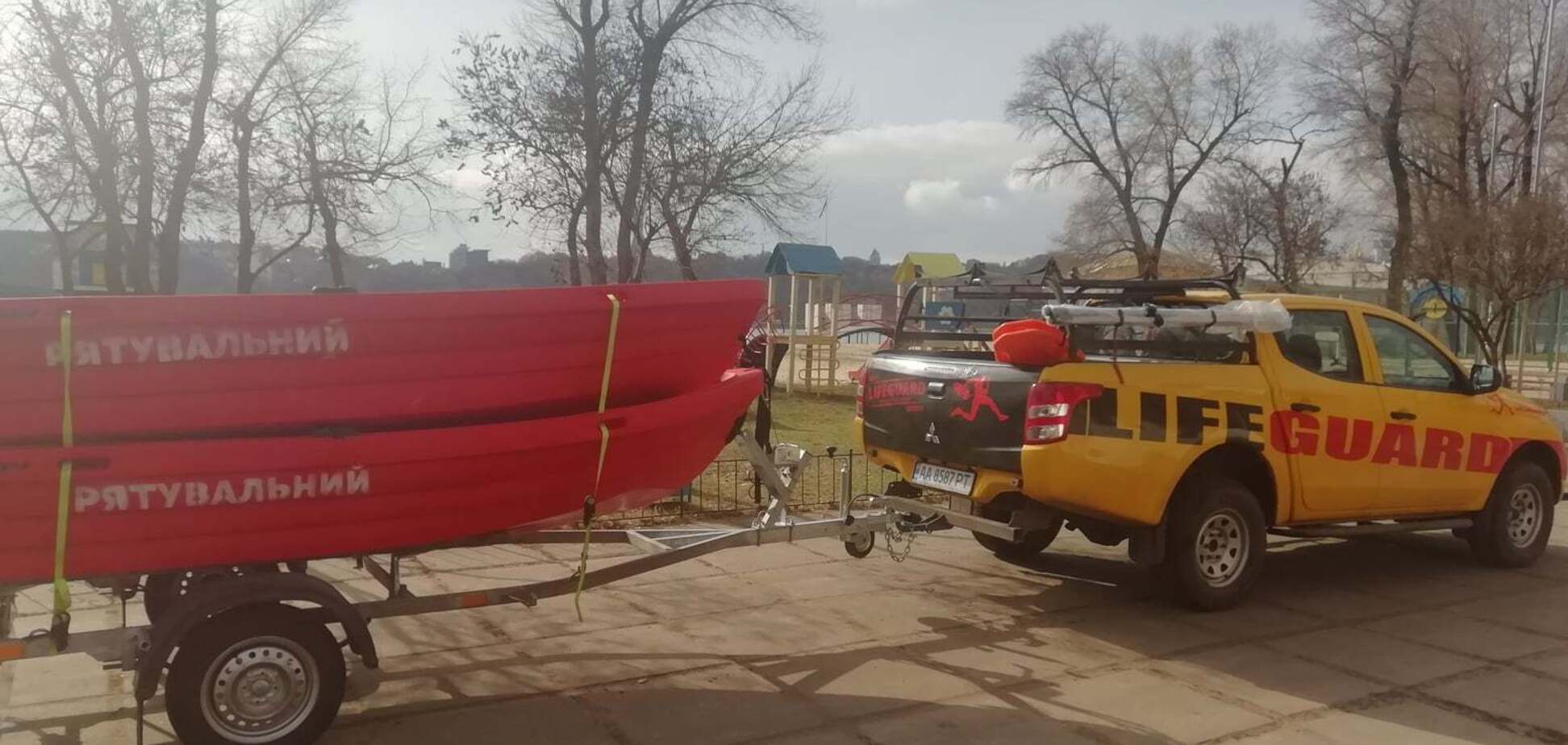Пляжный патруль Киева получил новые катера для спасения людей. Фото
