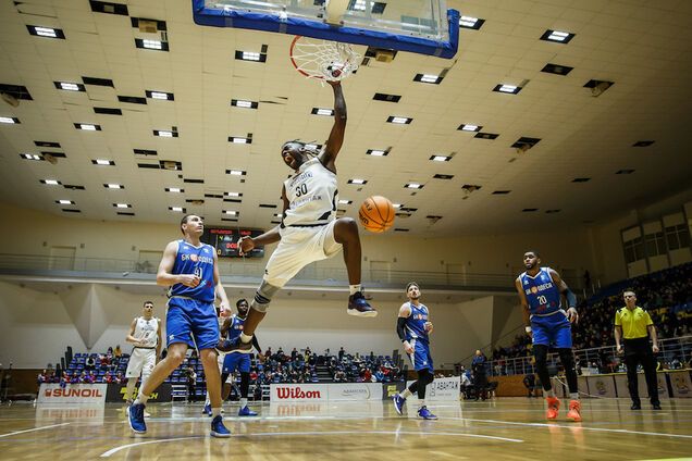 Данк центрового 'Харьковских Соколов'