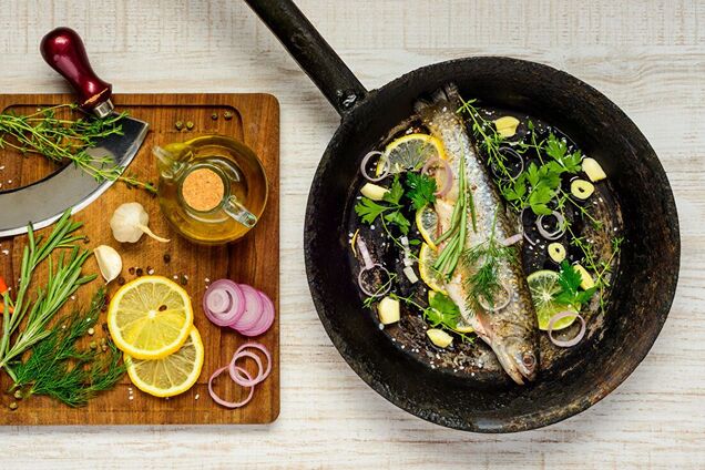 Не готуйте рибу на сковороді з антипригарним покриттям.