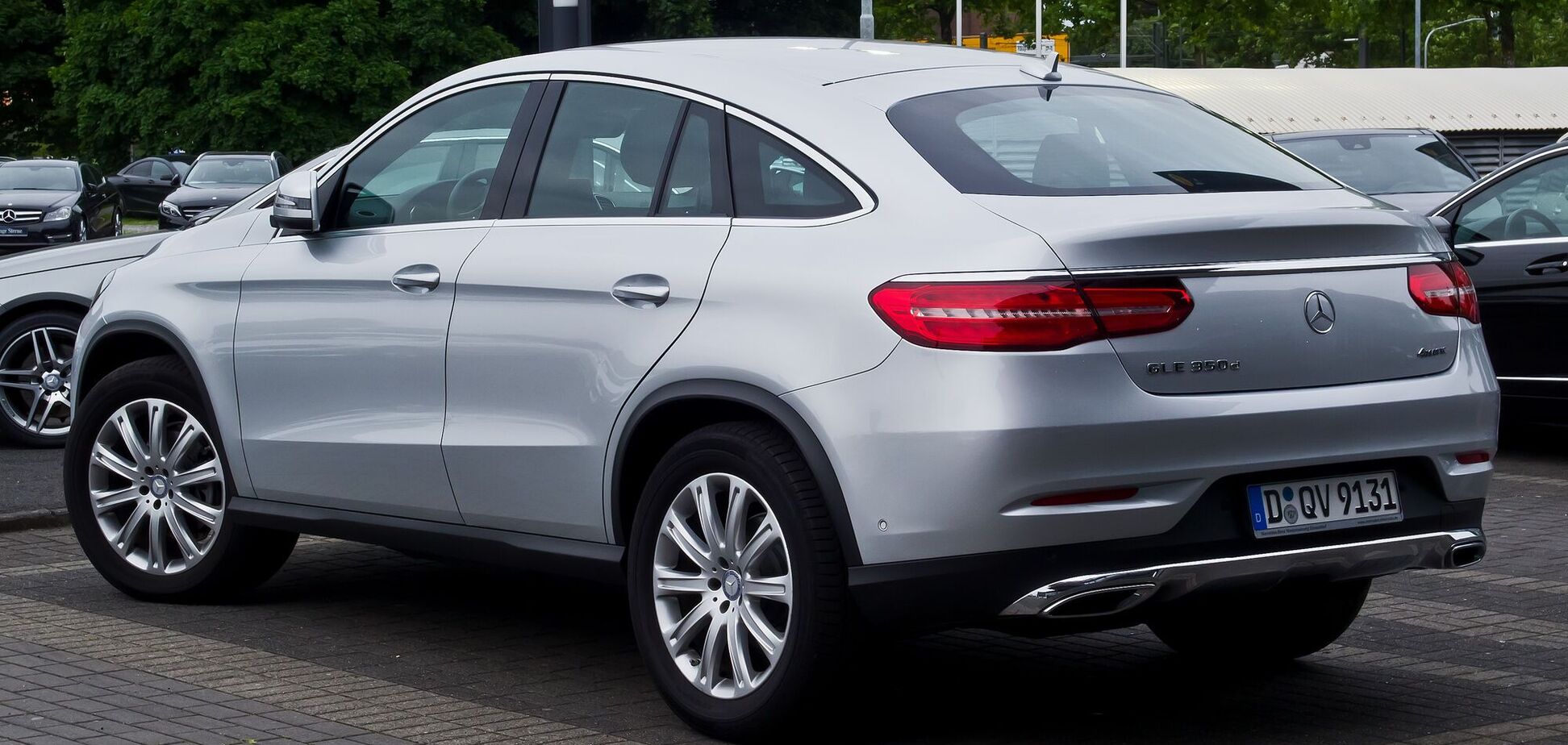 В Киеве парень пробежался по капоту элитного авто. Видео