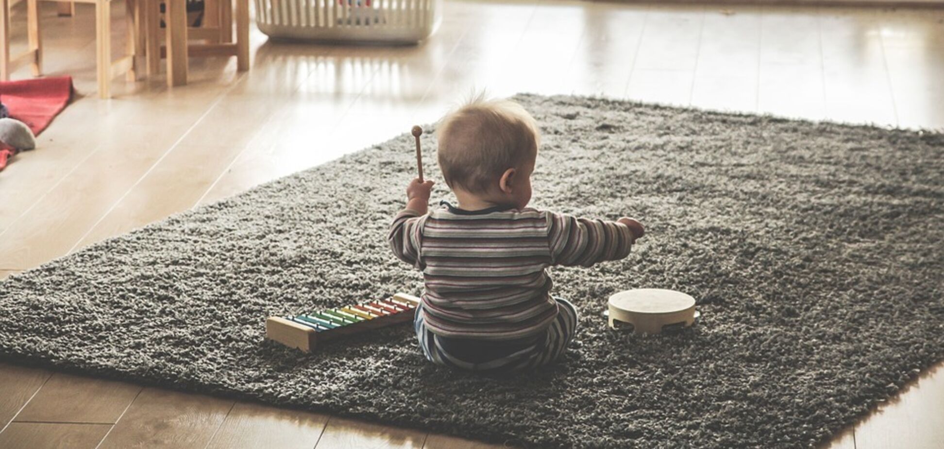 В Киеве спасатели освободили малыша из домика для животных