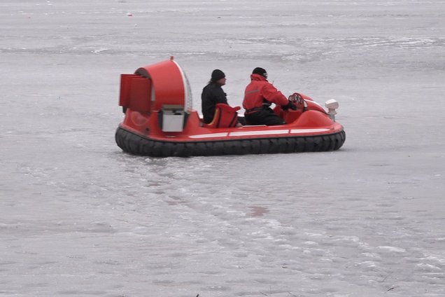 В Киеве спасли мужчину с собакой, которые оказались на льду