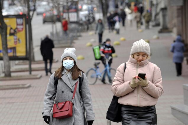 Нужны ли маски вакцинированным от COVID-19: в Минздраве дали ответ