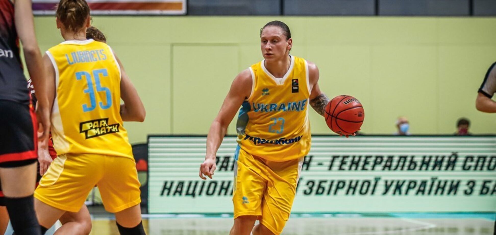 Алина Ягупова с мячом